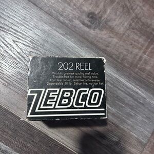 FISHING REEL Vintage Zebco 202 Black Color Metal Foot 3 Rivets Original Box
